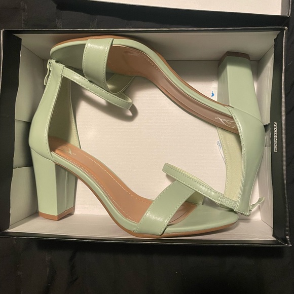 BRAND NEW mint heels - Picture 4 of 4